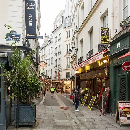 Nid Douillet Parisien Apartment